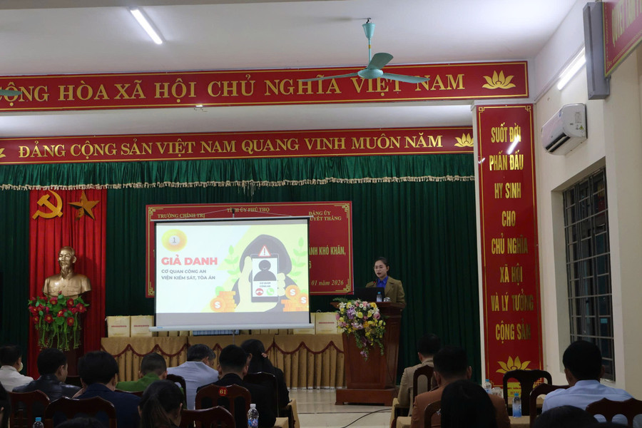 Đồng chí Nguyễn Thị Hằng – Ủy viên BCH, GV khoa MM88b nạp rút nhanh và pháp luật tuyên truyền, phổ biến pháp luật cho bà con tại địa bàn xã 7e016f519bf314ad4de29.jpg