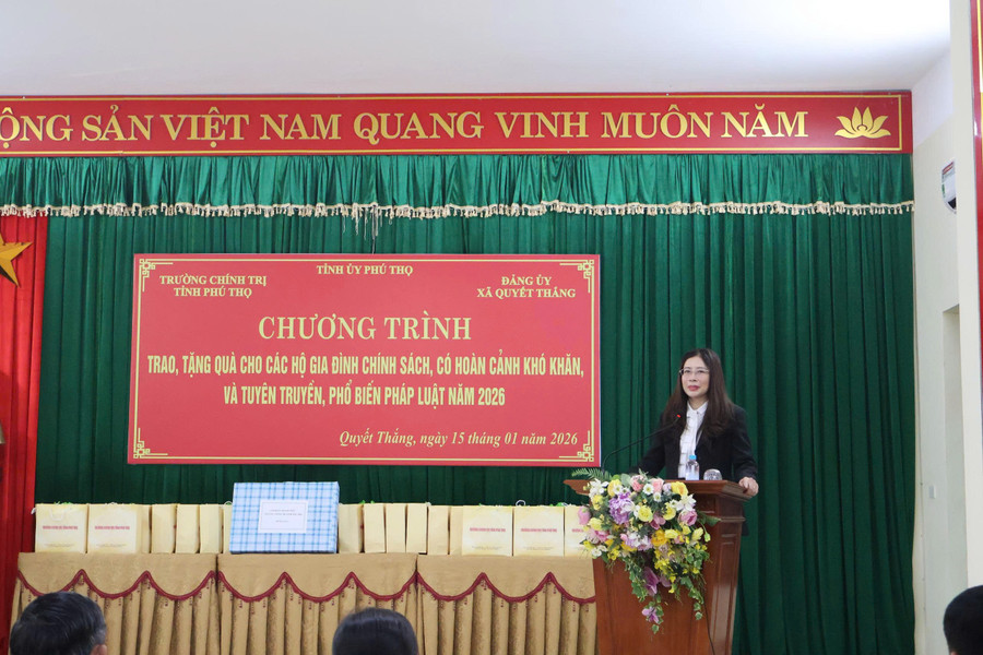 TS. Bùi Thị Kim Tuyến – Ủy viên BCH Đảng bộ tỉnh, Bí thư Đảng ủy, Hiệu trưởng phát biểu tại chương trình trao quà. 1a8f4ddeb97c36226f6d5.jpg
