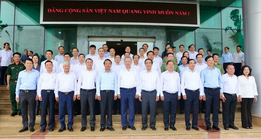 Tổng Bí thư Tô Lâm và các đại biểu chụp ảnh lưu niệm cùng lãnh đạo 3 tỉnh Phú Thọ, Vĩnh Phúc, Hoà Bình. tbt13.jpg