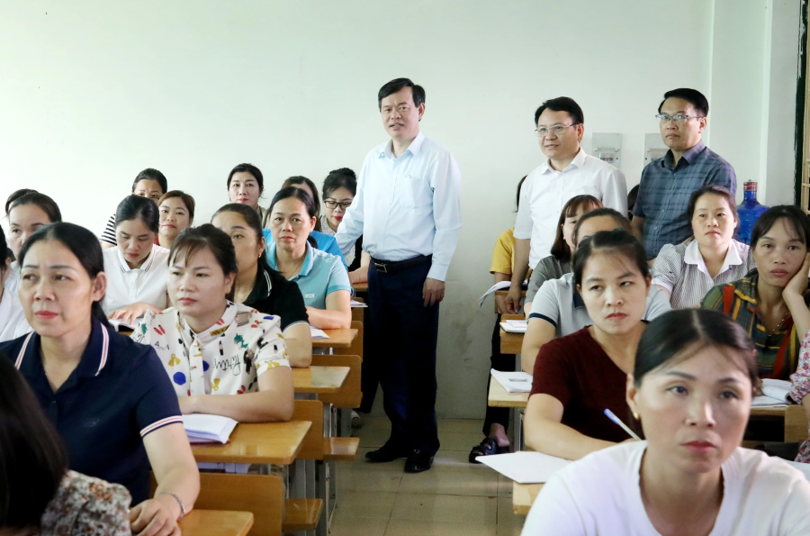 Ông Trịnh Thế Truyền - Giám đốc Sở GD&ĐT tỉnh Phú Thọ và đoàn công tác thăm lớp học tiếng Mường tại Trung tâm Giáo dục thường xuyên Hòa Bình. 2-4648.png
