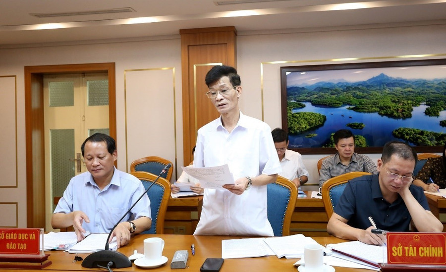 Ông Phùng Quốc Lập - Phó Giám đốc Sở GD&ĐT tỉnh Phú Thọ báo cáo dự thảo Nghị quyết phát triển GD&ĐT tỉnh Phú Thọ đến năm 2030, tầm nhìn đến năm 2045 2.jpg