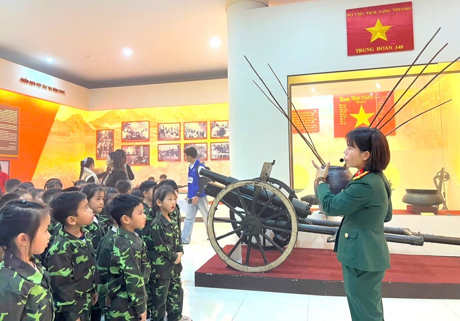 Các bé trường Mầm non Cao Xá 1 chăm chú tìm hiểu lịch sử quân đội thông qua việc quan sát tranh ảnh, hiện vật, mô hình vũ khí, trang phục của bộ đội tại Bảo tàng Quân khu 2. z7343118380385-1334747729264ade32bc87553a042ea4.jpg