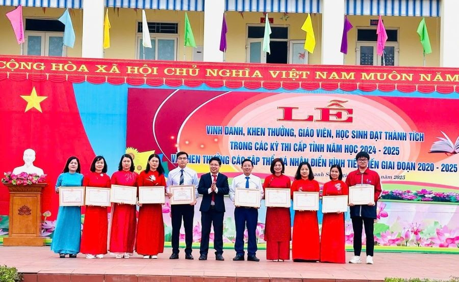 Ông Bùi Vĩnh Tuy - Hiệu trưởng Trường THPT Thanh Sơn trao thưởng cho cán bộ, Trung Tâm Đăng Nhập MM88 Chính Thức Mới MM88b nhà cái. 488649772-1465245401116659-1800754286890638288-n.jpg