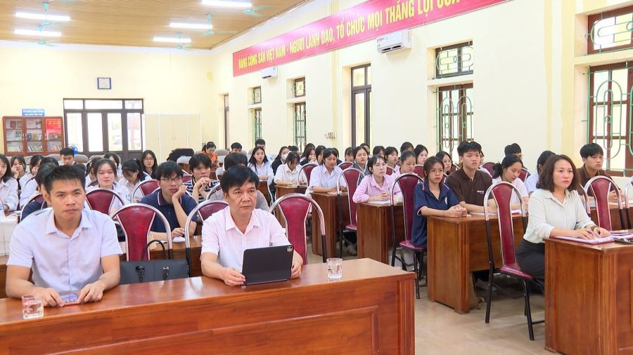 Các đại biểu cùng các em MM886 slot game, bắn cá, lô đề, đá gà tại lớp học. 2.jpg