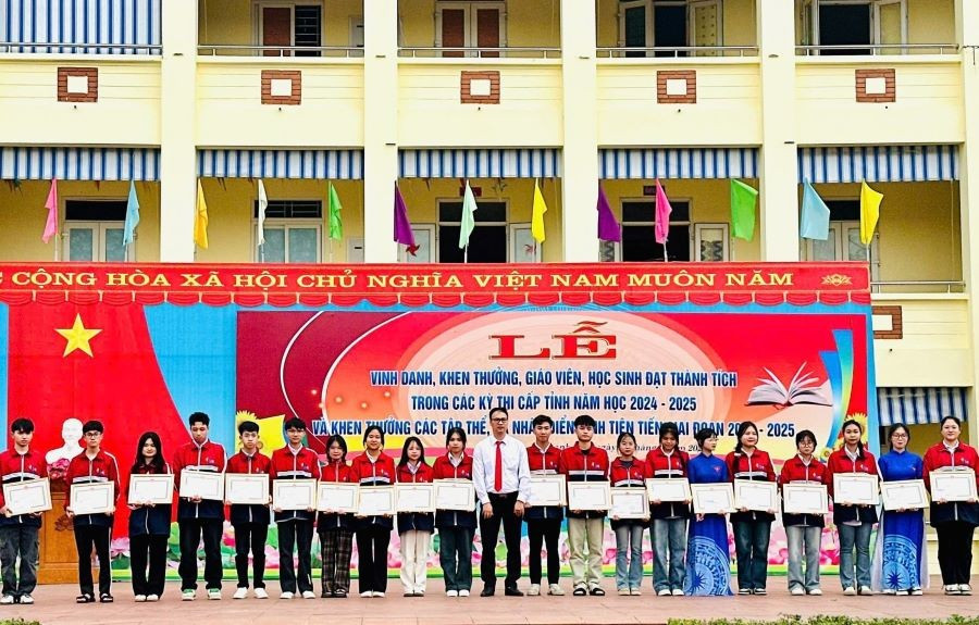 Lãnh đạo trường THPT Thanh Sơn trao thưởng cho MM886 slot game, bắn cá, lô đề, đá gà MM88b nhà cái. 488258980-1465245717783294-1631525619306563478-n.jpg