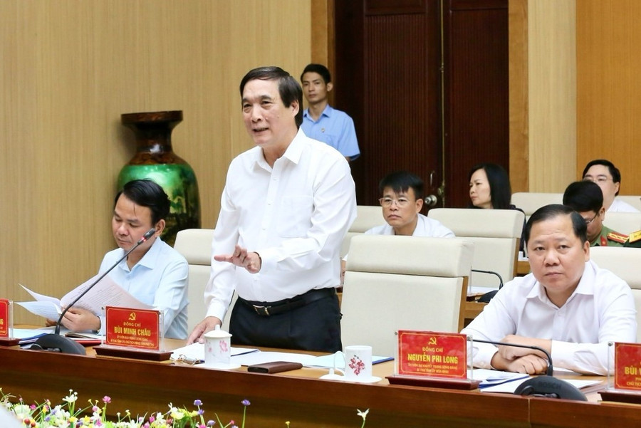 Ông Bùi Minh Châu, Bí thư Tỉnh ủy, Chủ tịch HĐND tỉnh, Trưởng Đoàn ĐBQH tỉnh Phú Thọ báo cáo tại buổi làm việc. tbt3.jpg