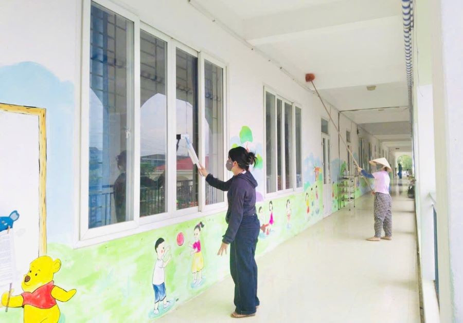 Trường Mầm non Tề Lỗ tiến hành tổng vệ sinh tiến hành tổng vệ sinh toàn bộ khuôn viên, lớp học, khu vui chơi, và các khu vực khác. Sẵn sàng chào đón các bé bước vào năm học mới 2025 - 2026. 6.jpg