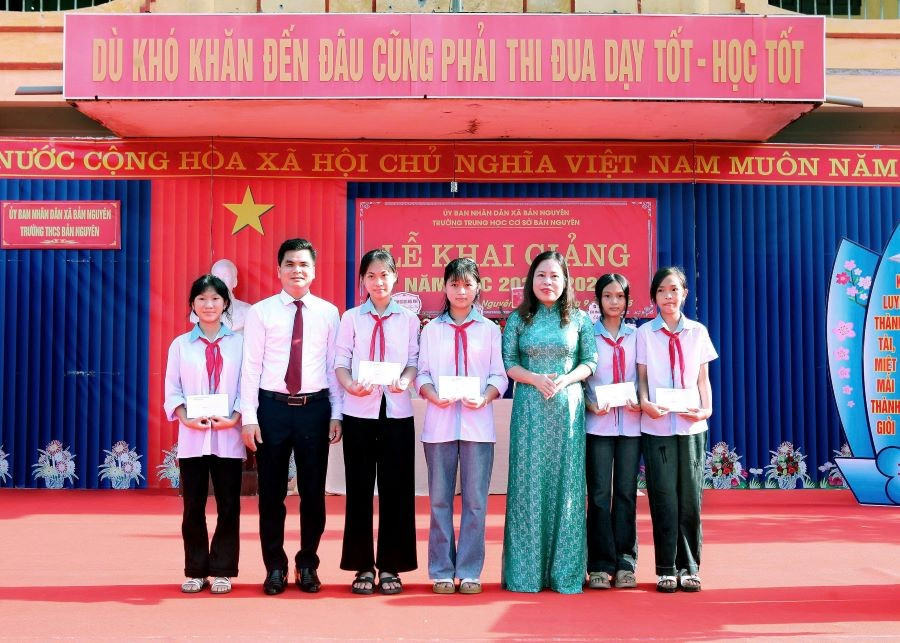 Bà Đào Thị Bích Ngọc - Phó Bí thư Thường trực Đảng ủy xã Bản Nguyên và ông Cao Xuân Hoạt - Hiệu trưởng Trường THCS Bản Nguyên trao thưởng cho MM886 slot game, bắn cá, lô đề, đá gà. 