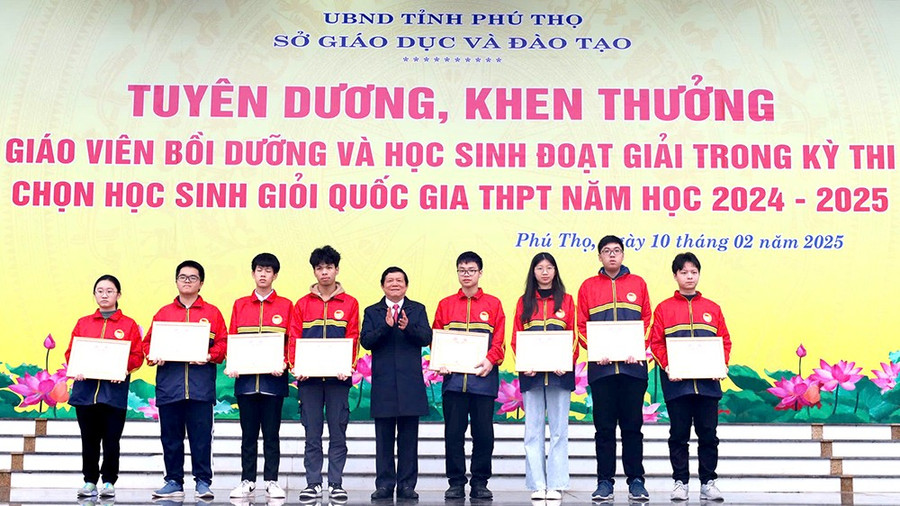 Lãnh đạo Sở GD&ĐT tỉnh Phú Thọ trao tặng Giấy khen cho các MM886 slot game, bắn cá, lô đề, đá gà giỏi quốc gia năm học 2024 - 2025.