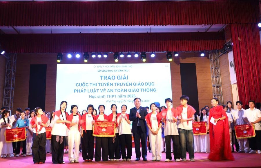 Ban Tổ chức trao giải cho các đội thi.