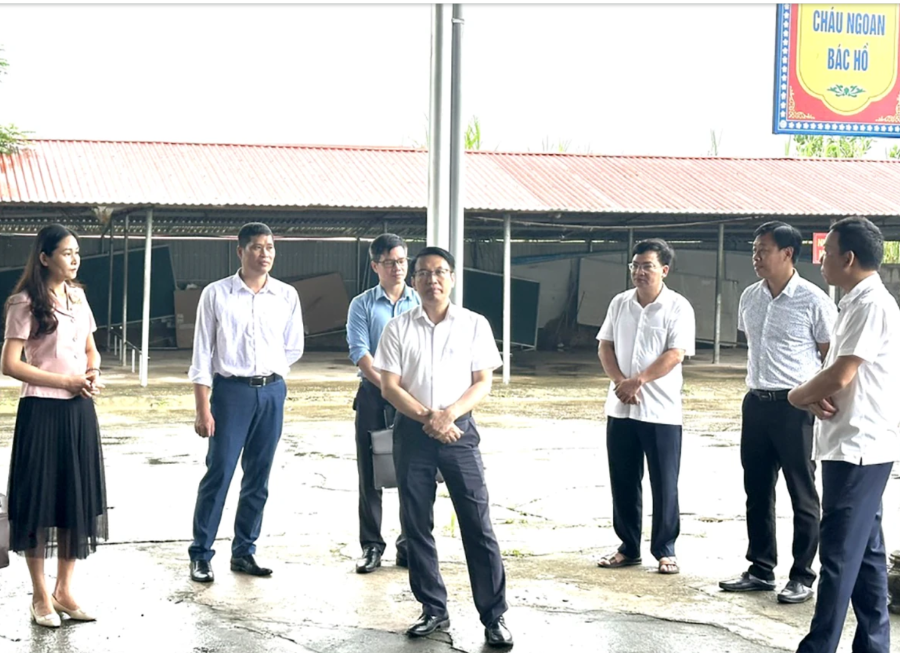Ông Hoàng Mạnh Cường - Phó Giám đốc Sở GD&ĐT tỉnh Phú Thọ cùng đoàn công tác kiểm tra cơ sở vật chất Trường THCS Lang Sơn, xã Vĩnh Chân. 2.png