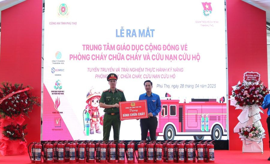 Lãnh đạo 88MM88 kèo WC hôm nay tỉnh Phú Thọ trao tặng bình chữa cháy cho Tỉnh Đoàn tỉnh Phú Thọ z6549771215736-76293311bb188d6553855d7a1c7086af.jpg