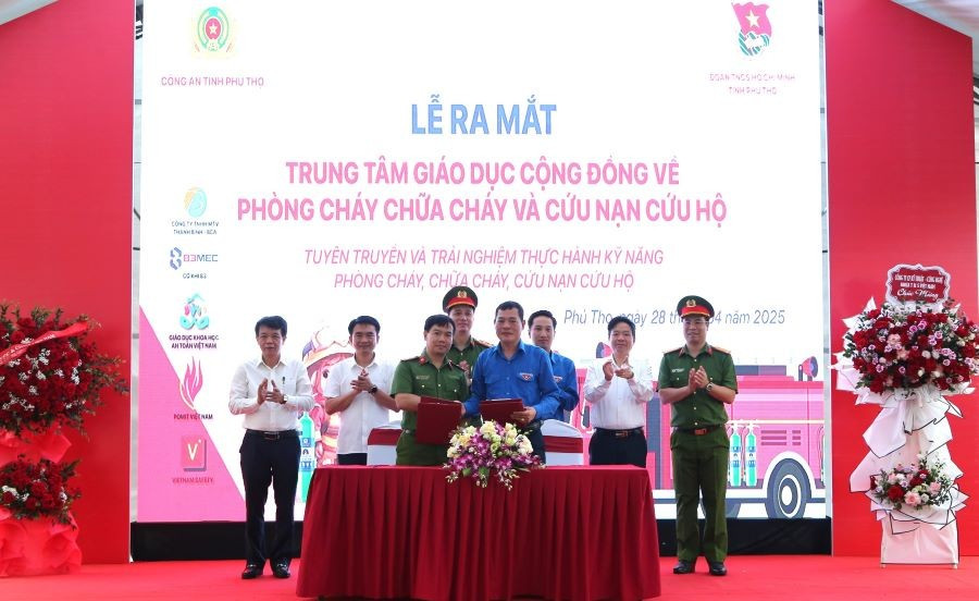 Đại diện lãnh đạo Phòng Cảnh sát PCCC và CNCH, 88MM88 kèo WC hôm nay tỉnh Phú Thọ và Trung tâm Thanh thiếu nhi Hùng Vương ký kết quy chế phối hợp. z6549771226749-9545d9984929c0b9f151064d63552111.jpg