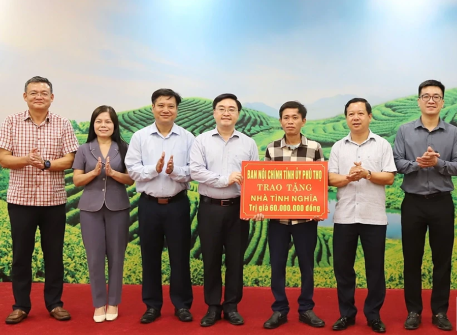 Đại diện Ban Nội chính Tỉnh ủy Phú Thọ trao kinh phí xây dựng nhà tình nghĩa cho gia đình ông Nguyễn Huy Bằng (thứ 3 từ phải sang). pt.png