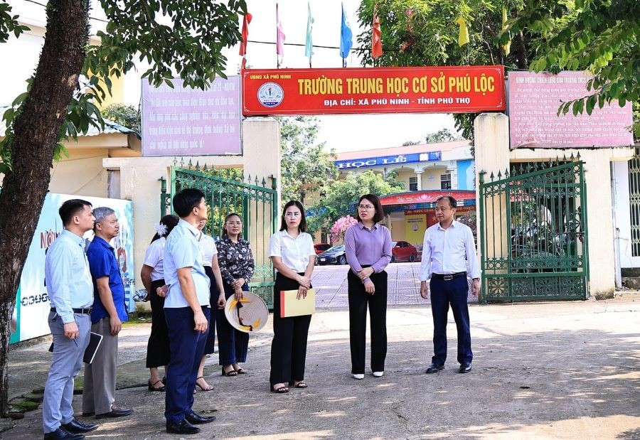Ông Bùi Tuấn Long - Phó Chủ tịch UBND xã Phù Ninh (thứ nhất bên phải) kiểm tra công tác chuẩn bị năm học mới 2025 - 2026 tại Trường THCS Phú Lộc.