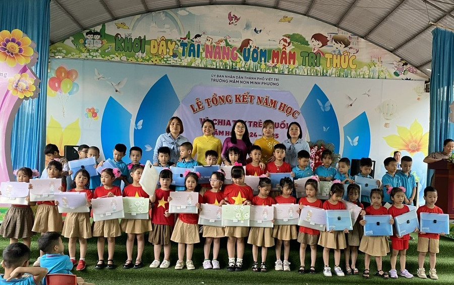 Lãnh đạo MM88b nhà cái tặng quà các bé. 78cdf23f-07a2-48e1-85dd-43b05f384788.jpg