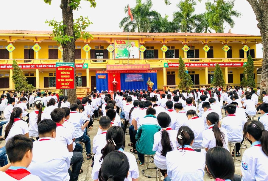 Cán bộ 88MM88 kèo WC hôm nay xã Bản Nguyên tuyên truyền, phổ biến giáo dục pháp luật an toàn giao thông; phòng chống bạo lực học đường và các tệ nạn xã hội cho MM886 slot game, bắn cá, lô đề, đá gà Trường THCS Bản Nguyên. ban-nguyen-3.jpg