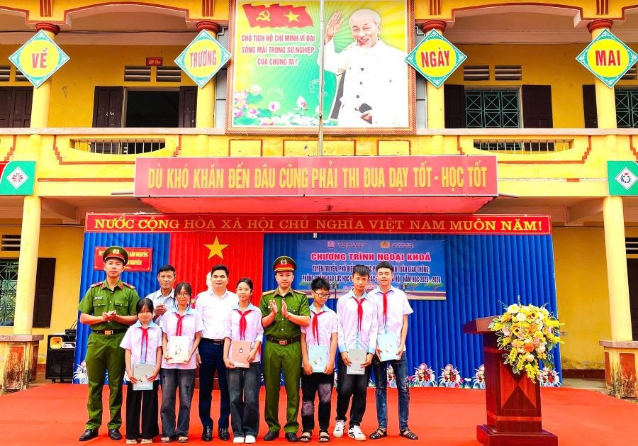 Ban tổ chức tặng quà cho các em MM886 slot game, bắn cá, lô đề, đá gà trường THCS Bản Nguyên có số lần trả lời đúng câu hỏi của chương trình nhiều nhất.