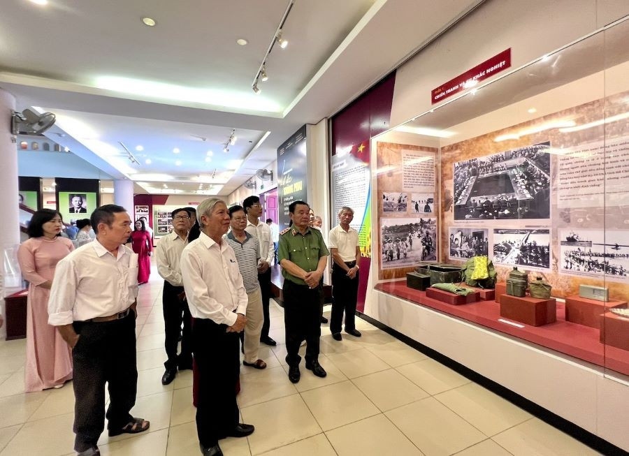 Các đại biểu thăm quan trưng bày chuyên đề “Ký ức không phai”.
