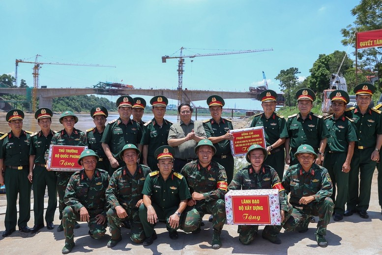 Thủ tướng tặng quà động viên cán bộ, chiến sĩ Lữ đoàn 249, Binh chủng Công binh (Bộ Quốc phòng) – Ảnh: VGP/Nhật Bắc.