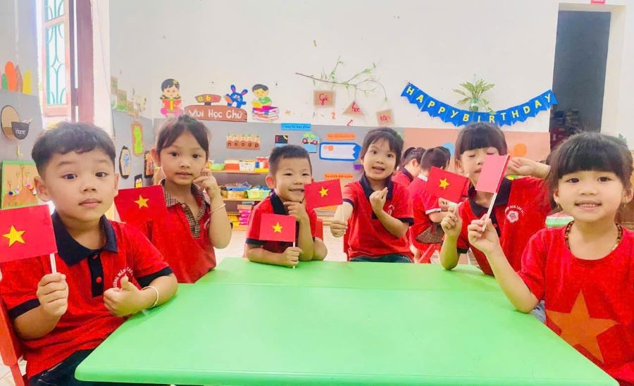 Các bé trường Mầm non Cao Xá vui thích tạo dáng với cờ tổ quốc trên tay. mn-cao-xa-1-3.jpg