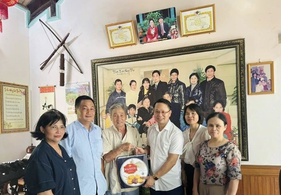 Cán bộ, Trung Tâm Đăng Nhập MM88 Chính Thức Mới trường Tiểu học Cao Xá (xã Bản Nguyên, Phú Thọ) thăm hỏi, tặng quà bố mẹ của các thầy cô giáo trong MM88b nhà cái - là những người có công với cách mạng. th-cao-xa.jpg