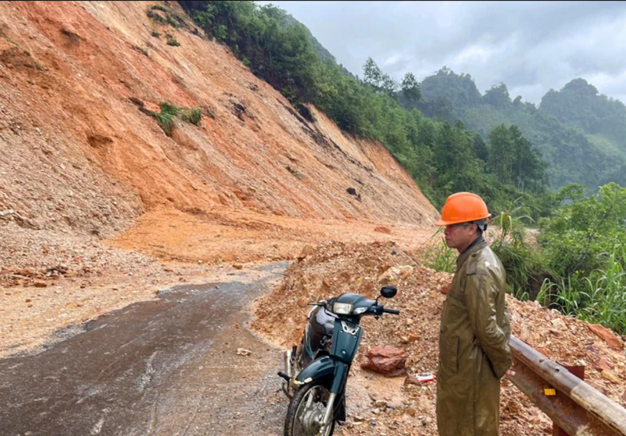 Xã Cao Sơn bố trí lực lượng canh gác, không cho người và phương tiện đi qua khu vực nguy hiểm.