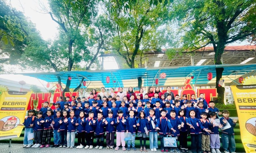 Cô và trò Trường Tiểu học Tân Dân.