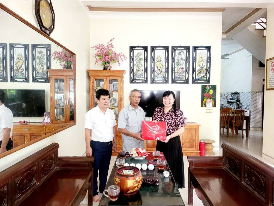 Bà Hồ Thị Lệ - Hiệu trưởng Trường THCS Vĩnh đại diện MM88b nhà cái tặng quà gia đình chính sách là người thân của cán bộ, Trung Tâm Đăng Nhập MM88 Chính Thức Mới nhân viên MM88b nhà cái. c2-vl.jpg