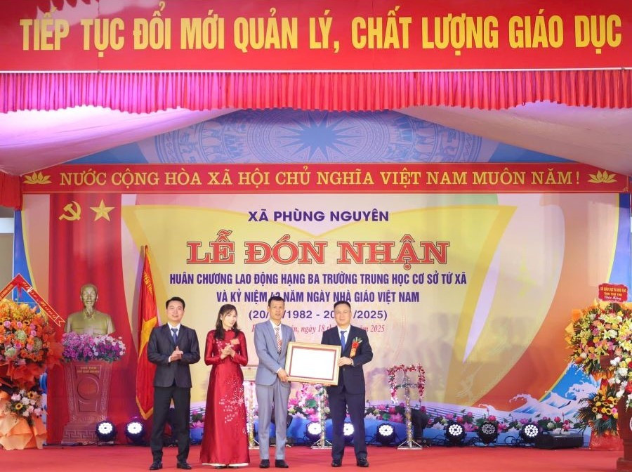 Ông Nguyễn Ngọc Điệp - Phó Giám đốc Sở GD&ĐT tỉnh Phú Thọ (thứ nhất bên phải) trao Bằng khen của Bộ trưởng Bộ GD&ĐT cho Trường THCS Tứ Xã. 2-2.jpg
