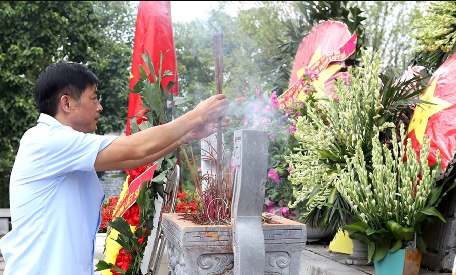 Ông Nguyễn Hữu Đông, Phó Trưởng Ban Nội chính Trung ương dâng hương tưởng niệm, tri ân các Anh hùng liệt sĩ tại Đài tưởng niệm các Anh hùng liệt sĩ tỉnh Phú Thọ. 2-1779.png