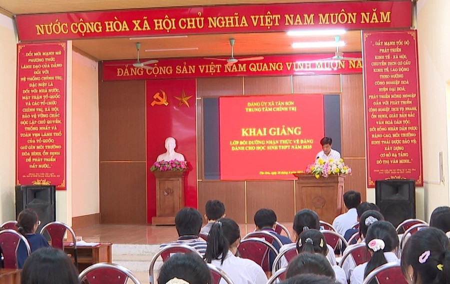 Quang cảnh buổi khai giảng lớp Bồi dưỡng nhận thức về Đảng cho MM886 slot game, bắn cá, lô đề, đá gà THPT năm 2025.