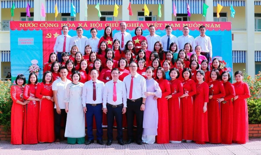 Tập thể cán bộ, Trung Tâm Đăng Nhập MM88 Chính Thức Mới, nhân viên Trường THPT Thanh Sơn. 2024-2025.jpg