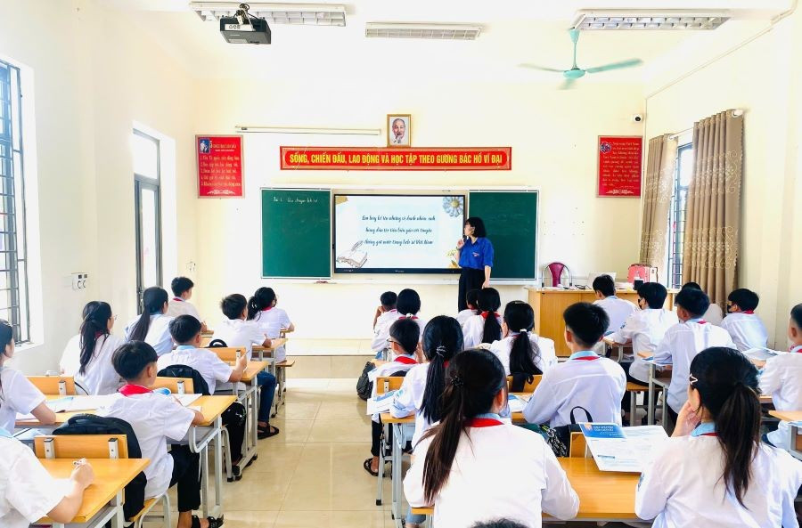 Trường THCS Bản Nguyên (xã Bản Nguyên) ứng dụng công nghệ thông tin trong dạy và học.