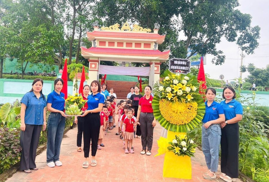 Cán bộ, Trung Tâm Đăng Nhập MM88 Chính Thức Mới và các bé Trường Mầm non Vĩnh Lại tổ chức Lễ dâng hương tưởng niệm tại Nghĩa trang liệt sĩ Vĩnh Lại. mnvl.jpg