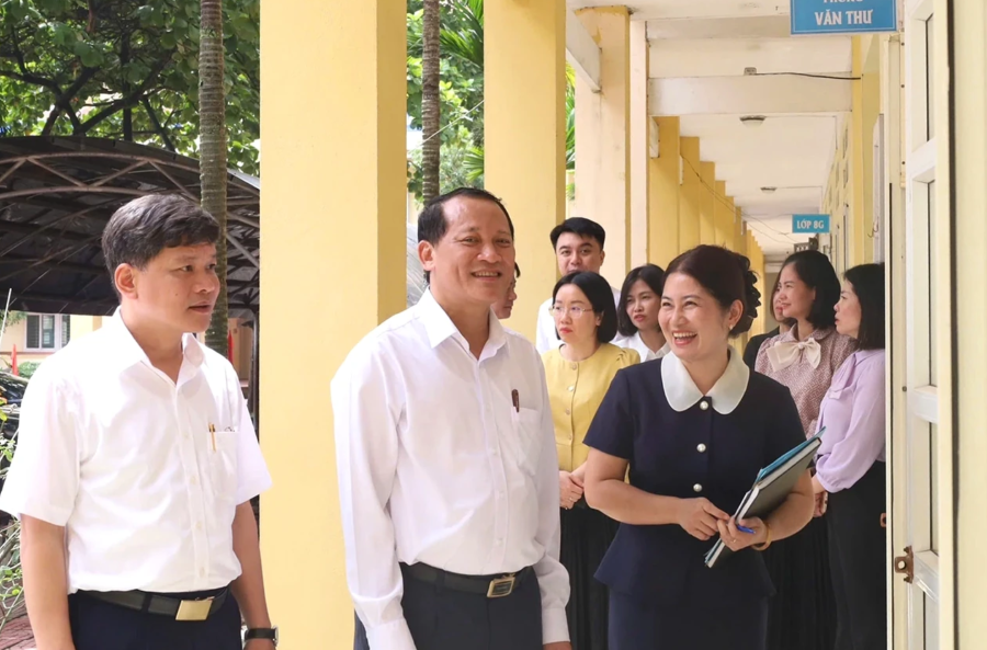 Ông Nguyễn Phú Sơn - Phó Giám đốc Sở GD&ĐT tỉnh Phú Thọ kiểm tra tại trường THCS Gia Cẩm. 3.png