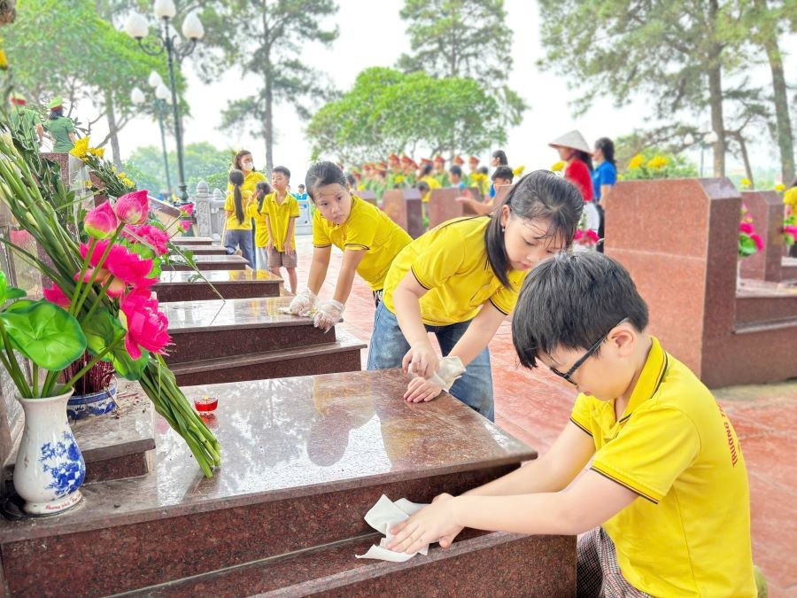 dinh-tien-hoang.jpg