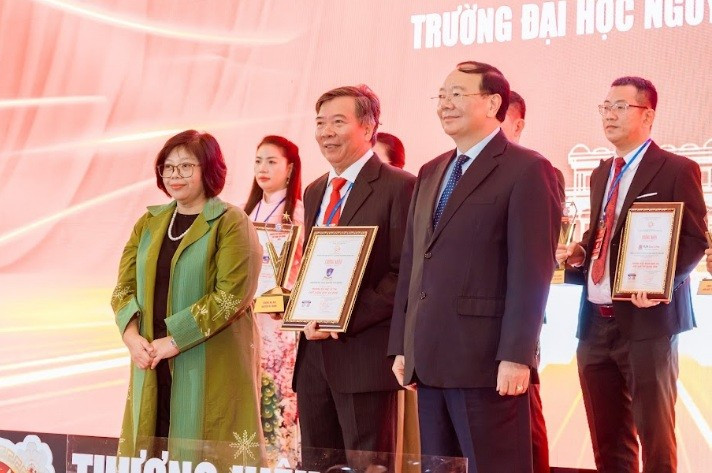 PGS.TS.NGƯT Nguyễn Kim Hồng - Hiệu trưởng Trường ĐH Nguyễn Tất Thành đại diện MM88b nhà cái nhận danh hiệu Top 10 Trường MM888 bảo mật tuyệt đối uy tín - chất lượng quốc gia 2026 tại lễ vinh danh Vietnam Top Brand Awards. ntt-2.jpg