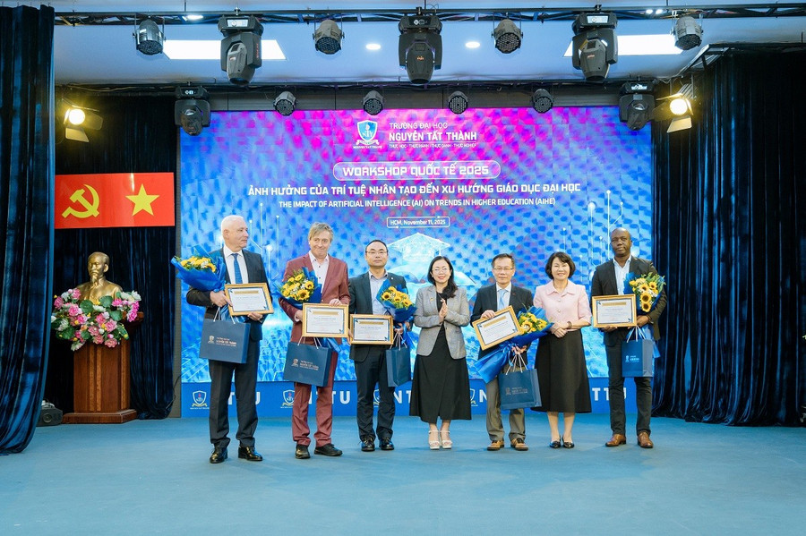 pgsts-nguyen-lan-phuong-cung-cac-chuyen-gia-quoc-te-ban-ve-tuong-lai-giao-duc-trong-ky-nguyen-tri-tue-nhan-tao-copy.jpg