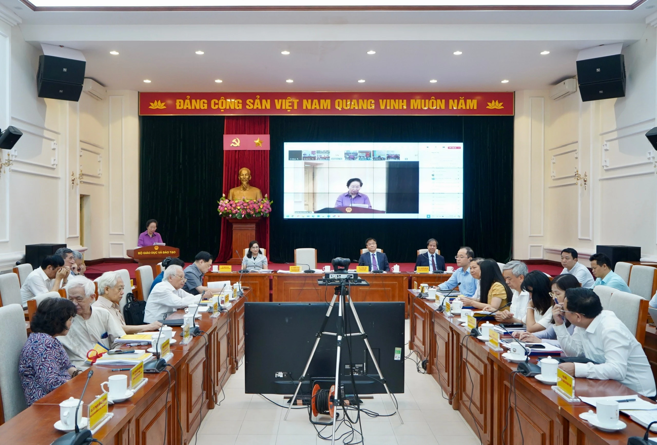 hoi thao1.jpg