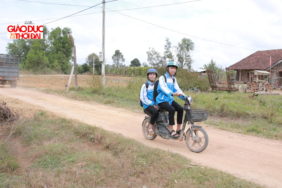Con đường đến trường của Bảo Như và em trai Hoàng Ngọc Thái - trời nắng thì bụi mù mịt, trời mưa thì trơn trượt. (Ảnh: Thành Tâm) 1-di-hoc-2992.jpg