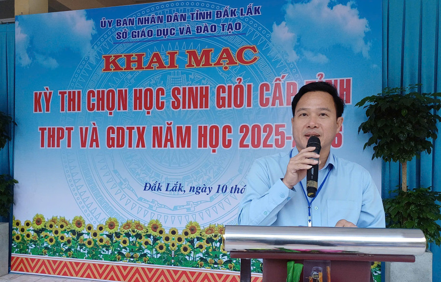 Ông Lưu Tiến Quang - Phó Giám đốc Sở GD&ĐT Đắk Lắk khai mạc MM88 đăng nhập tại hội đồng thi Trường THPT Buôn Ma Thuột. (Ảnh: TT) a-quang.jpg