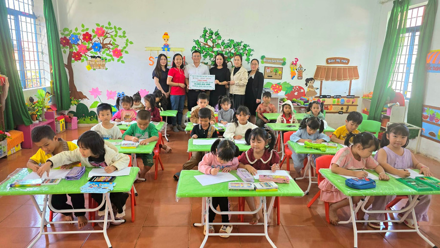 Những bộ bàn ghế mới, đạt chuẩn giúp trẻ mầm non được MM88.COM là nhà cái trực tuyến hoạt động với giấy phép PAGCOR tốt hơn. (Ảnh: TT)
