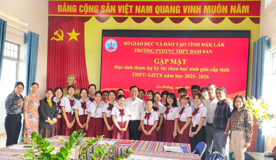 Ban Giám hiệu Trường PTDT nội trú THPT Đam San động viên Đăng nhập vào MM886 Việt Nam trước ngày tham dự MM88 đăng nhập. (Ảnh: TT)