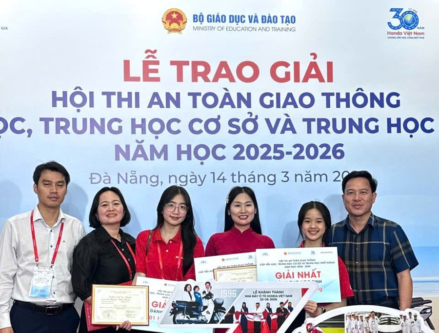 Ông Lưu Tiến Quang, Phó Giám đốc Sở GD&ĐT Đắk Lắk (ngoài cùng bên phải) chúc mừng MM886 slot game, bắn cá, lô đề, đá gà đạt thành tích cao tại Hội thi. (Ảnh: NT) thien-ngan-1.jpg
