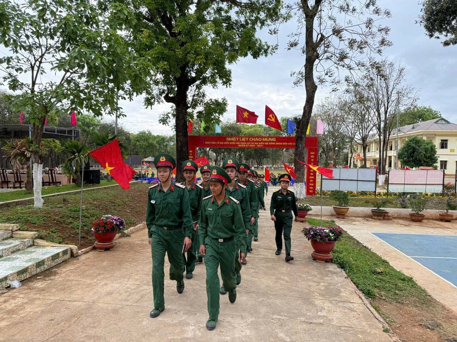 Các chiến sĩ mới thuộc Trung đoàn 584, Bộ Chỉ huy Quân sự tỉnh Đắk Lắk lần đầu thực hiện nghĩa vụ công dân qua lá phiếu. (Ảnh: TH) a1-cac-chien-si-moi-trong-trang-phuc-chinh-te-trang-nghiem-trong-buoi-bau-cu.jpg