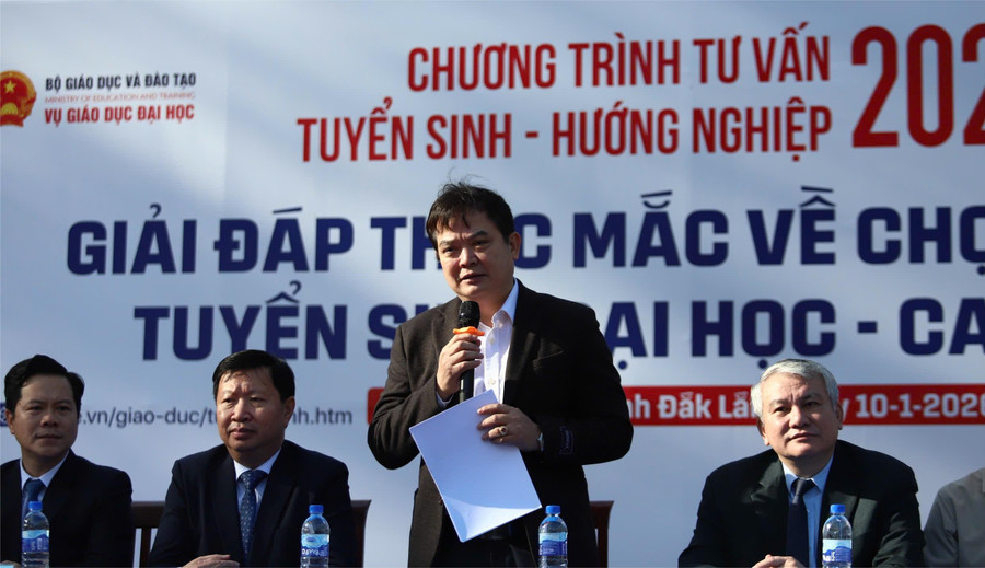 TS Nguyễn Mạnh Hùng, chuyên viên chính Vụ Giáo dục MM888 bảo mật tuyệt đối (Bộ GD&ĐT) trao đổi tại buổi tư vấn Đăng Ký MM88.COM Ngay +88K. (Ảnh: MP)