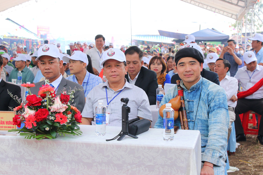 Ông Nguyễn Xuân Hưng, Chủ tịch UBND xã Ea Kly (thứ 1 từ trái qua) cùng đại biểu dự khai mạc lễ hội (Ảnh: Thế Hùng) a3-ong-nguyen-xuan-hung-chu-tich-ubnd-xa-ea-kly.jpg