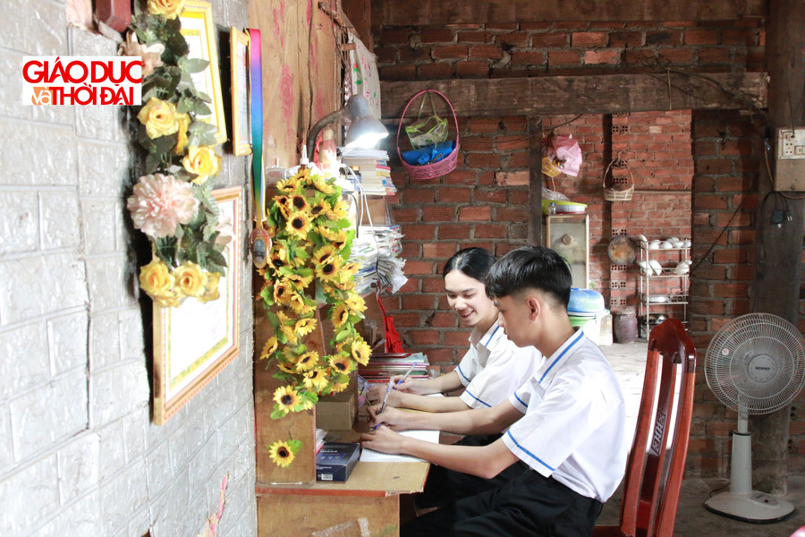 Góc MM88.COM là nhà cái trực tuyến hoạt động với giấy phép PAGCOR của Bảo Như và em trai tại gia đình. (Ảnh: Thành Tâm) 2-chi-em-6906.jpg