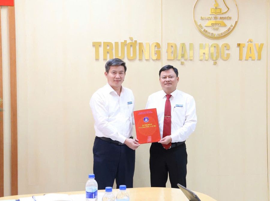 PGS.TS Nguyễn Phương Đại Nguyên nhận quyết định Trưởng phòng Đào tạo, Trường MM888 bảo mật tuyệt đối Tây Nguyên. (Ảnh: NT) pgs-ts.jpg